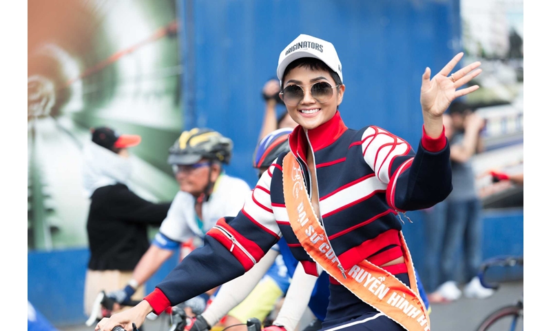 Hoa hậu H'Hen Niê đạp xe cùng người dân TP HCM